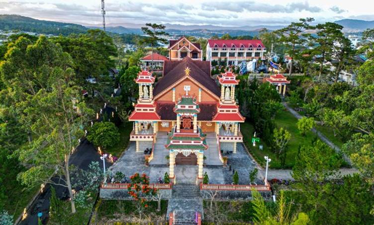 Nh&agrave; Thờ Mang D&aacute;ng Dấp Đ&igrave;nh, Ch&ugrave;a Độc Nhất V&ocirc; Nhị Ở Đ&agrave; Lạt