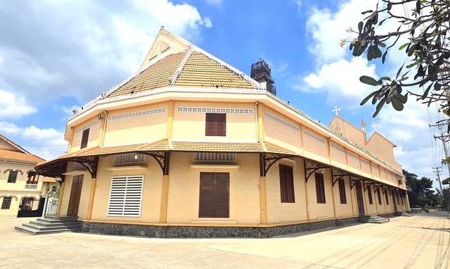 Những Nh&agrave; Thờ Độc Đ&aacute;o&nbsp;Kỳ B&iacute; Th&aacute;p Chu&ocirc;ng 800 Tấn Ở Nh&agrave; Thờ C&aacute;i Mơn